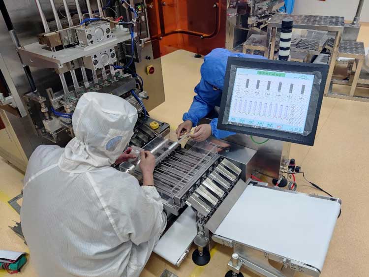 工作人員現(xiàn)場(chǎng)調(diào)試.jpg 工作人員現(xiàn)場(chǎng)調(diào)試.jpg