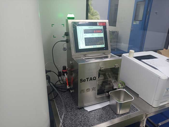 高精度膠囊片劑檢重秤工作現(xiàn)場.jpg