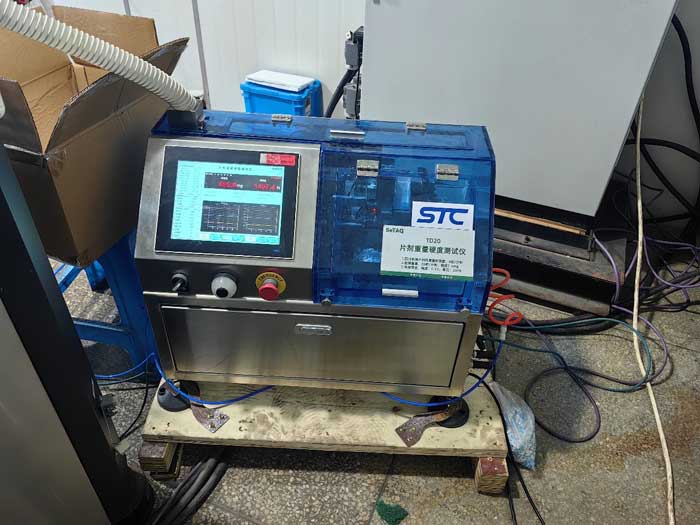片劑重量硬度測試儀工作現場圖.jpg